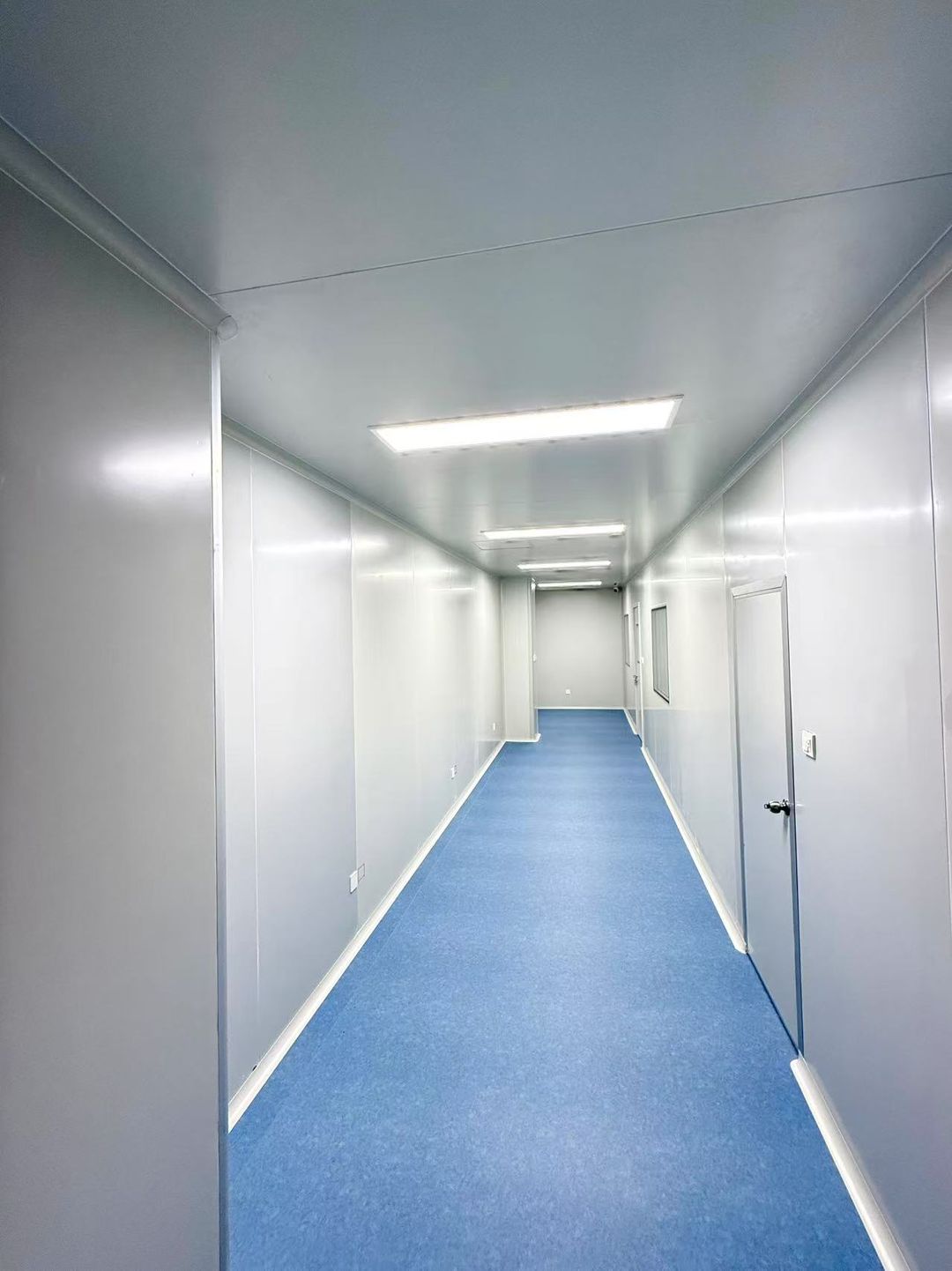 实验台与小型仪器区，台面摆放移液器与恒温金属浴等设备